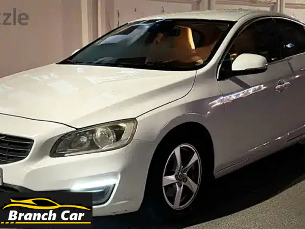 فولفو S60 2015 بيضاء للبيع: فخامة، أمان، وحالة ممتازة! كيلومترات قليلة ومقاعد جلد فاخرة