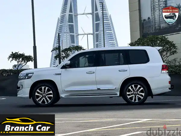 تويوتا لاند كروزر GX R 2019 - بيضاء، بحالة ممتازة، فرصة لا تُفوّت!