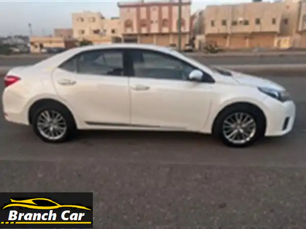 تويوتا كورولا 2015 بيضاء - سيارة عائلية بحالة...