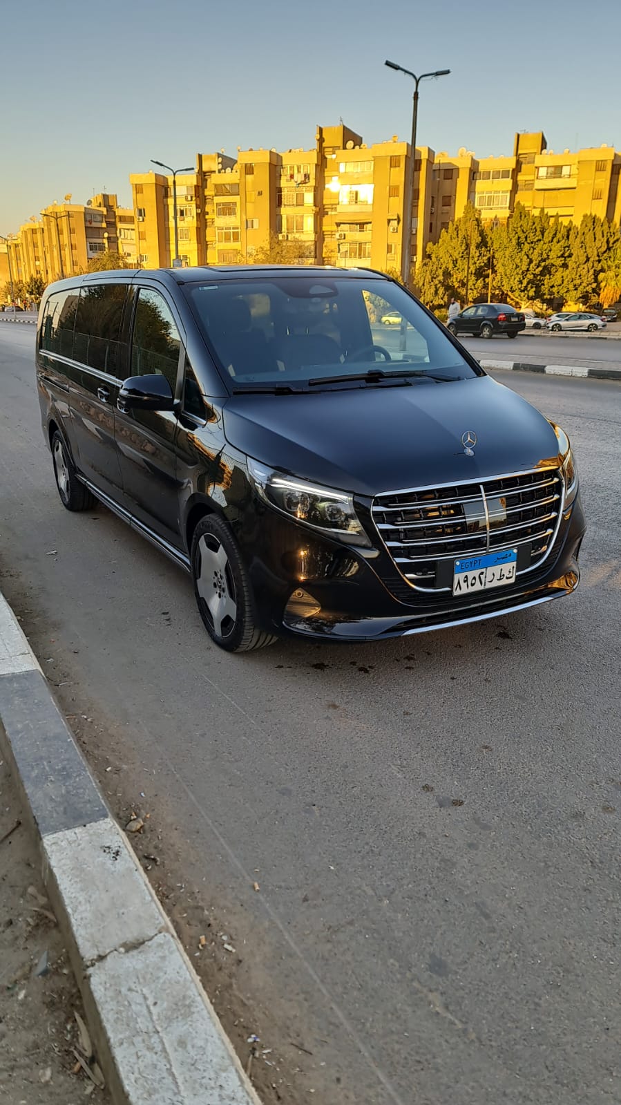 ايجار مرسيدس فان V300 بالسائق للفخامة والراحة