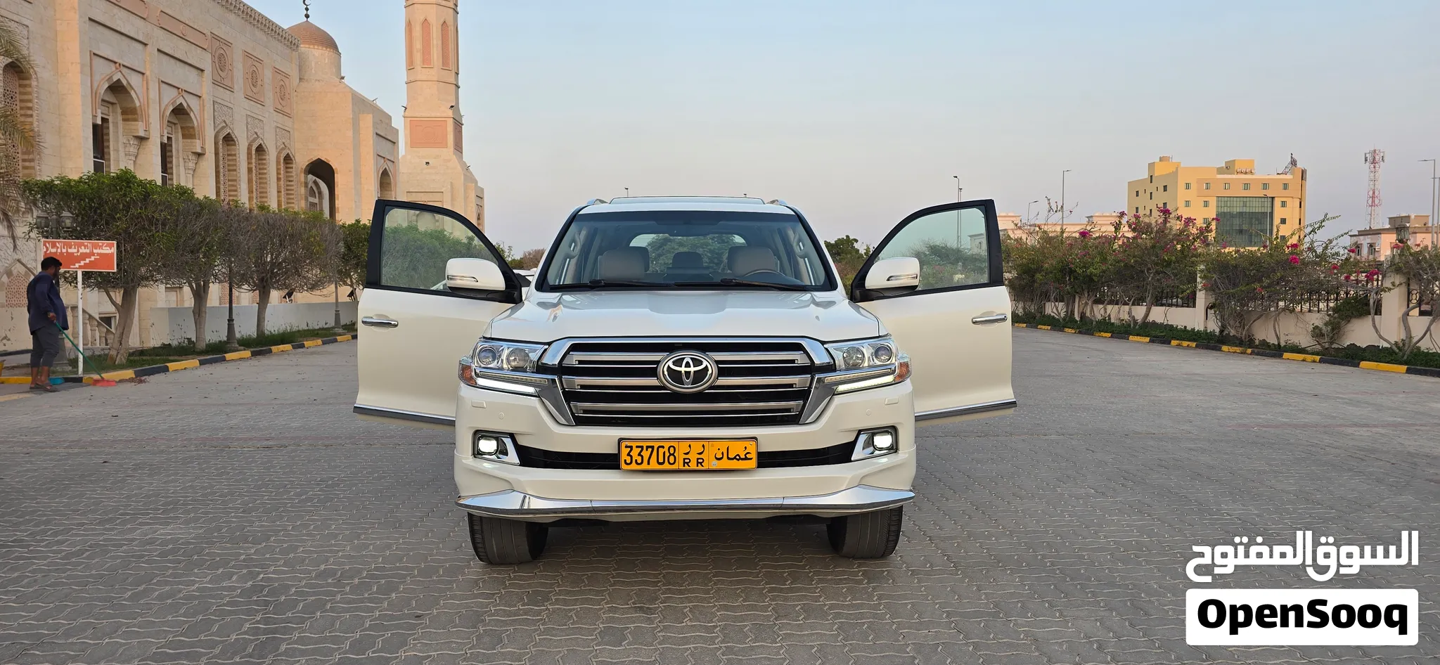 لاندكروزر خليجي أعلى مواصفات GXR V8 4.6 بدون حوادث نهائيا جديدة جدا كراسي كهرباء تشغيل عن بعد ج