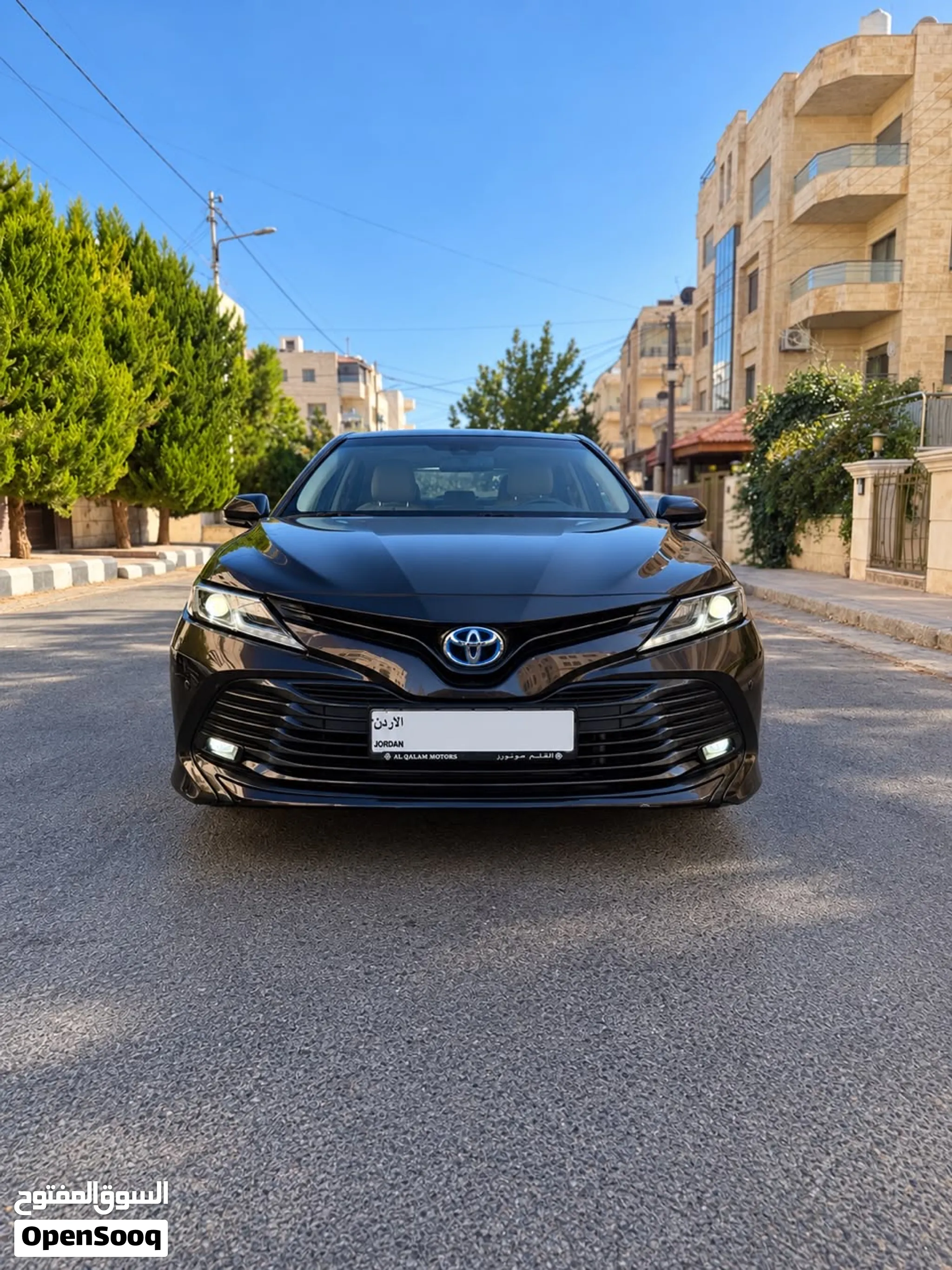 تويوتا كامري 2019 هايبرد مجمركة مرخصة بحالة ممتازة مع أنوار نهارية وجنو�