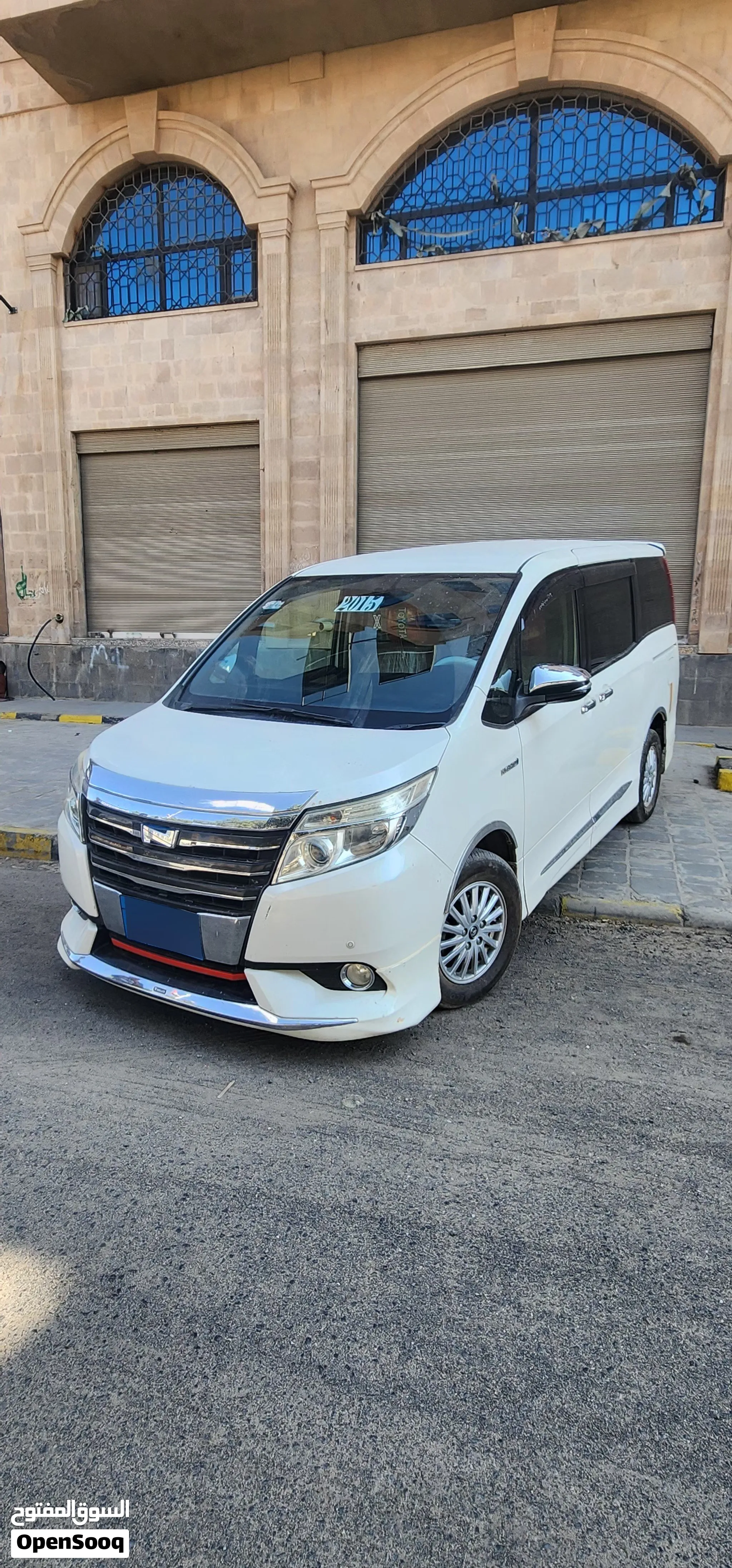 تيوتا باص نوها 2015