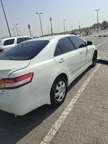 تويوتا كامري 2011 بيضاء بمواصفات خليجية للبيع