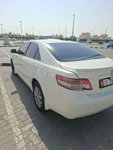 تويوتا كامري 2011 بيضاء بمواصفات خليجية للبيع