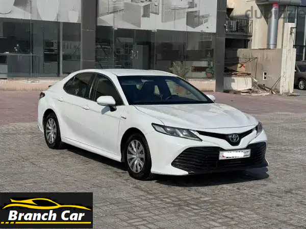 تويوتا كامري LE هايبرد 2021 بيضاء للبيع في البحرين...