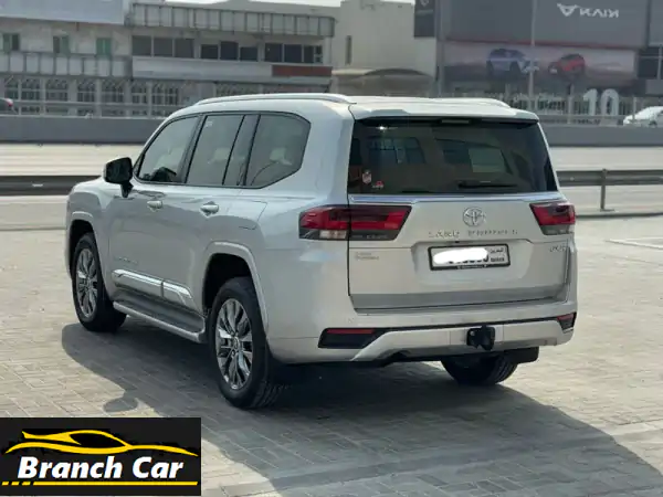 فرصة استثنائية: تويوتا لاندكروزر GXR 2024 فضي - 4400 كم فقط! تحت الضمان | للبيع في البحرين