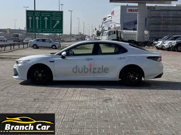 تويوتا كامري جراند 2023 بيضاء (وكالة الإمارات) - فل أوبشن، محرك 3.5L | للبيع في البحرين!