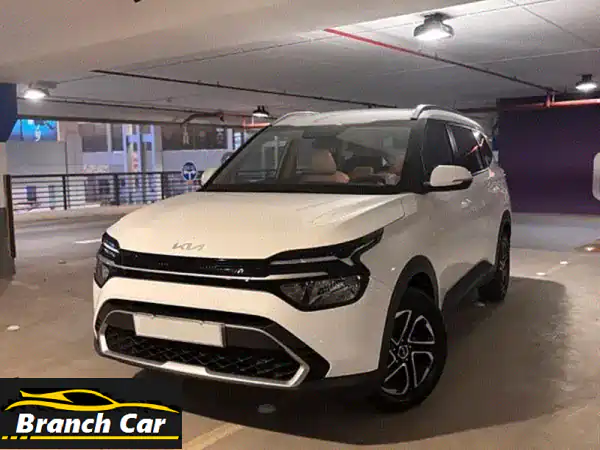 فرصة ذهبية! كيا كارينز 2023 بيضاء - 7 مقاعد، مالك...