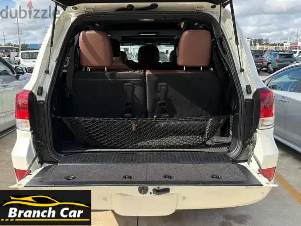 تويوتا لاندكروزر 2020 أبيض لؤلؤي: الفخامة والقوة لرحلاتك | دفع رباعي 8 مقاعد