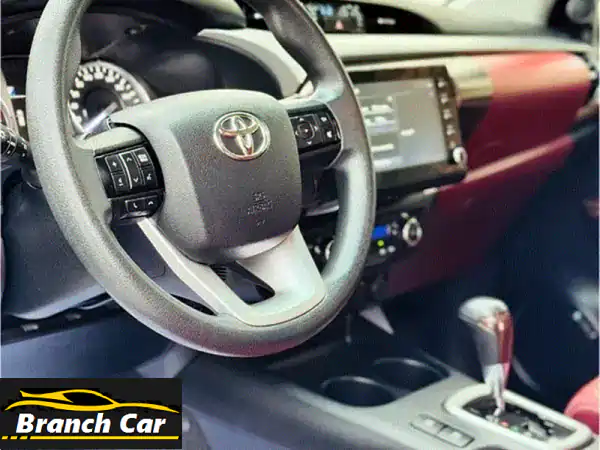 تويوتا هايلوكس 2021 SR5 4x4 أوتوماتيك - رفيقك المثالي للمغامرة والعمل! (نظافة وحالة ممتازة)