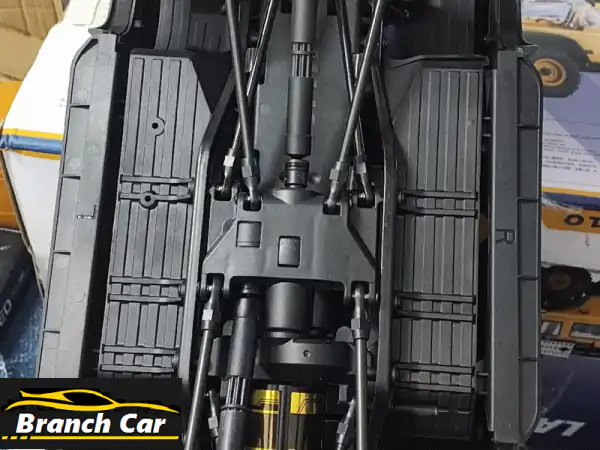 سيارة لاند روفر RC (لعبة): تحفة دفع رباعي لمعرضك ومكتبك