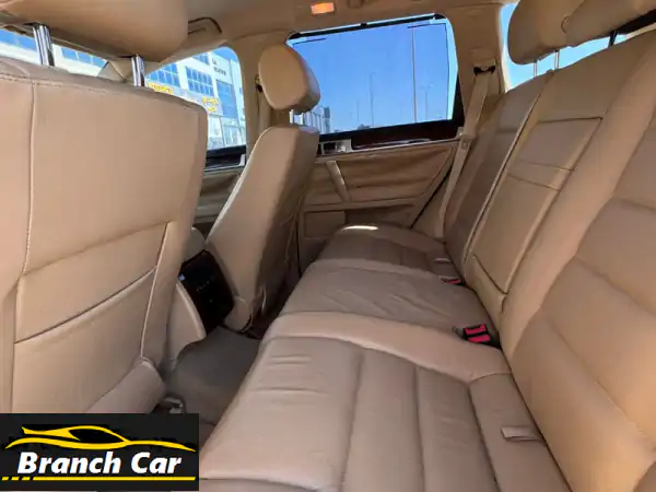 فولكس فاجن توارق 2010 رمادي | كامل المواصفات وسقف بانورامي | للبيع في البحرين