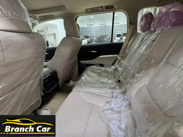 فرصة ذهبية: تويوتا لاند كروزر GXR 2025 بيضاء - 1000 كم فقط! كاملة المواصفات وتحت الضمان