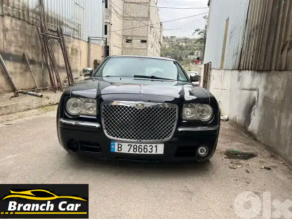 امتلك قوة أمريكية أصيلة: كرايسلر 300 Hemi V8 5.7 موديل 2005...