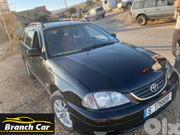 تويوتا أفينسيس 2001: رفيق دربك الموثوق للانطلاق بلا حدود!