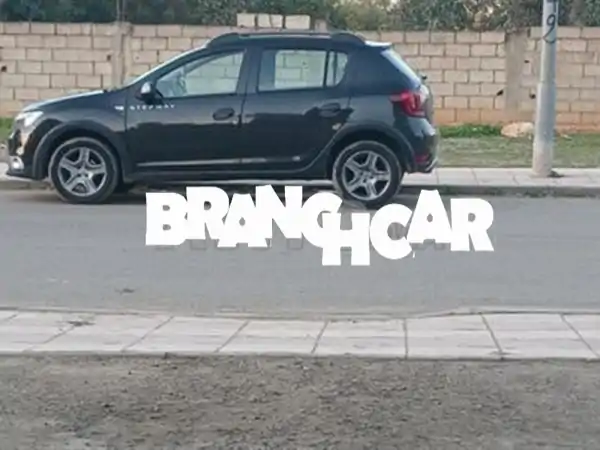 سيارة في حالة جيدة للبيع