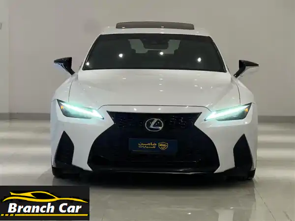 لكزس ⁦IS350 F⁩ بحادث جانبي