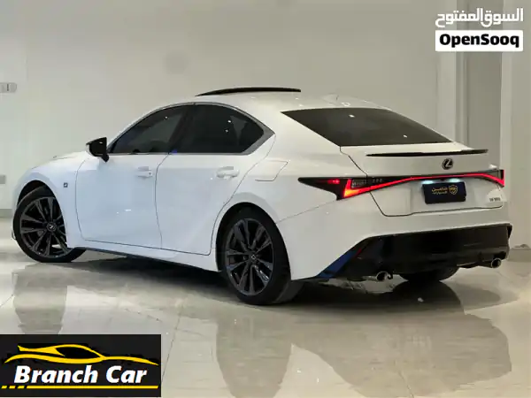 لكزس ⁦IS350 F⁩ بحادث جانبي