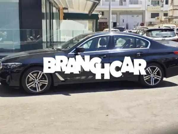 BMW الفئة الخامسة 2022 سوداء: فخامة وأداء استثنائي...