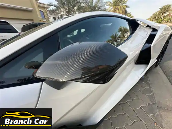 لامبورغيني ريفويلتو 2024 للبيع: فل أوبشن (أبيض/كربون) 8000 كم بحالة الوكالة - تجربة فريدة!