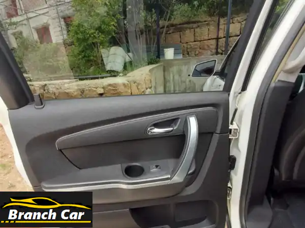 GMC Acadia 2007 SLT فل كامل للبيع في بيروت | رفاهية بانورامية و6 مقاعد جلدية!