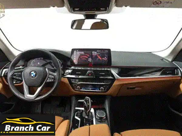 للبيع: BMW 520i 2023 - الفئة الخامسة بلون Sky Scraper & Cognac | 34 ألف كم بحالة استثنائية
