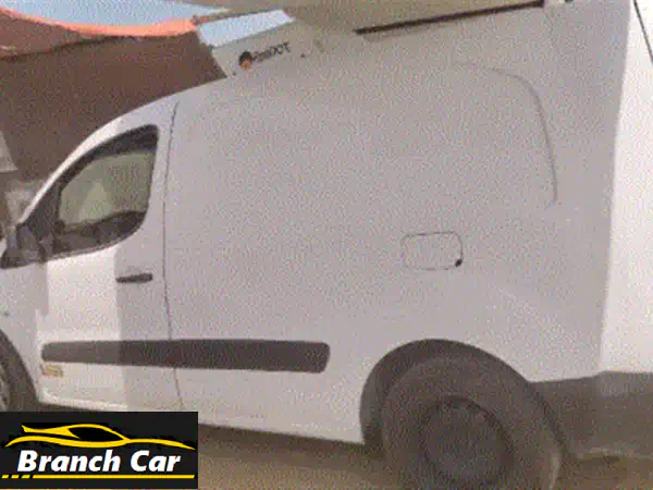 سيارة للبيع ماركة بيجو بحالة ممتازة، ثلاجة...